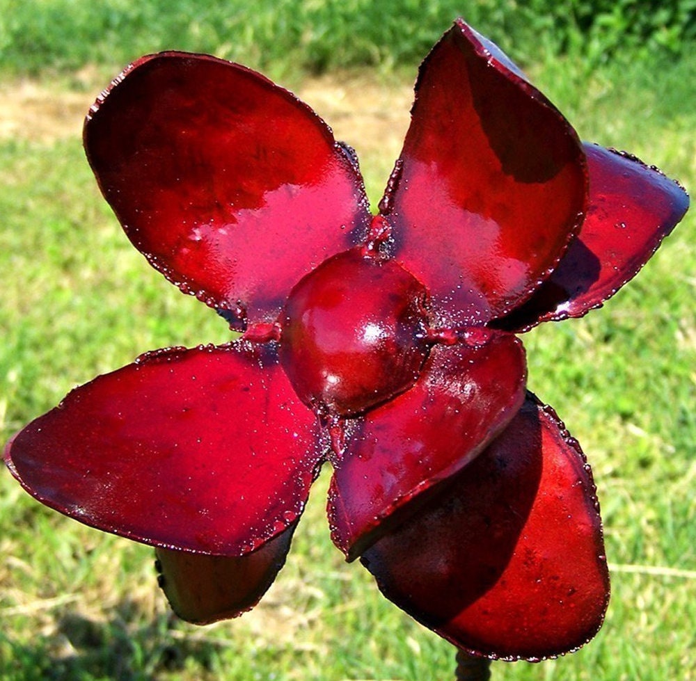 Red Metal Flower Stake: Rustic Garden Art, Outdoor Decor
