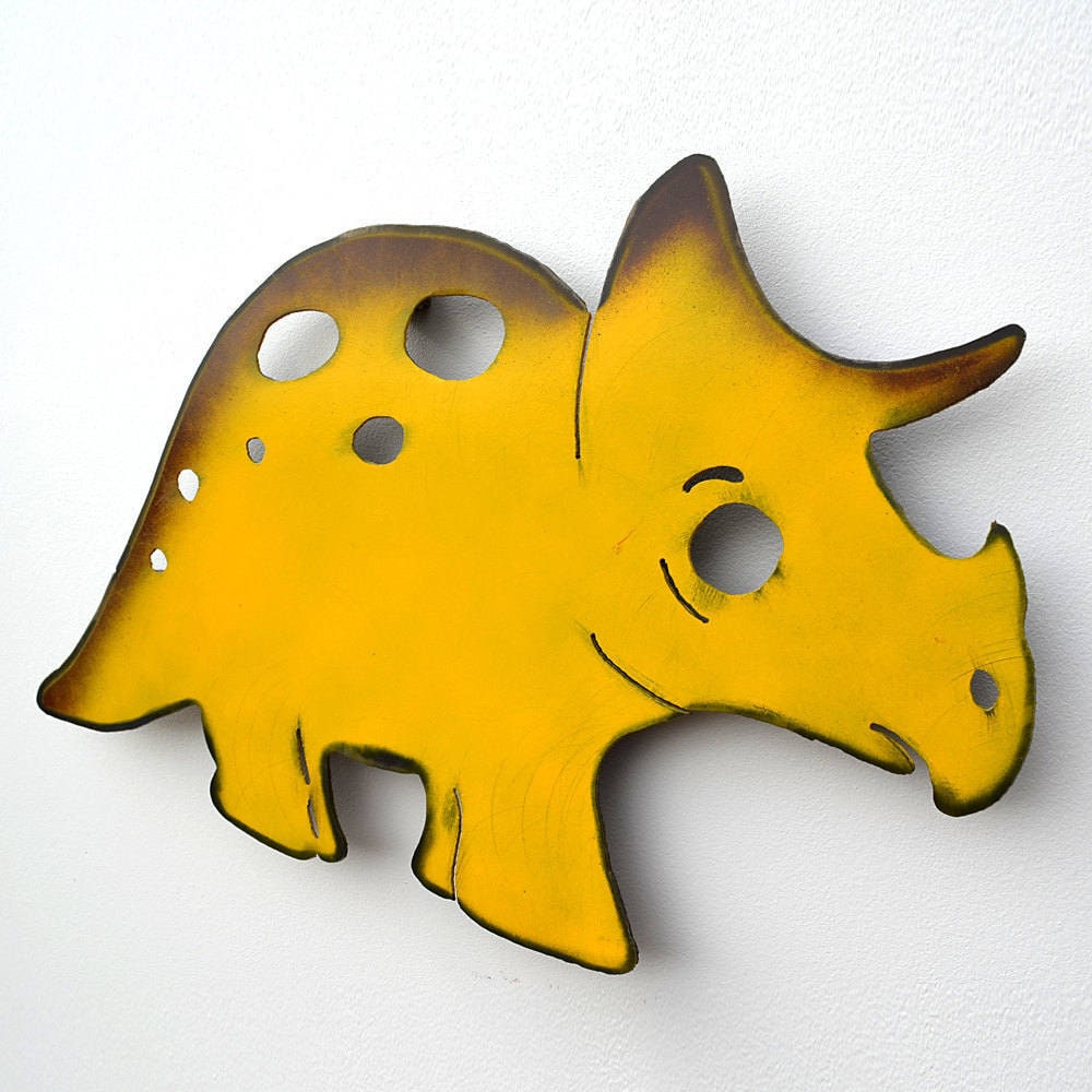 Metal Triceratops Wall Art: Outdoor Dinosaur Decor