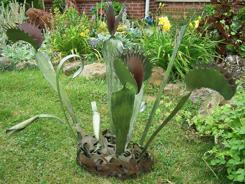 Handmade Steel Venus Flytrap Sculpture: Kinetic Outdoor Art
