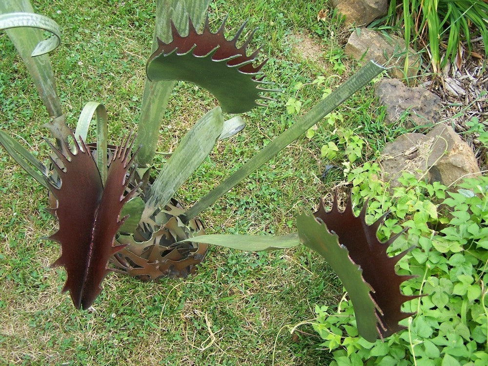 Handmade Steel Venus Flytrap Sculpture: Kinetic Outdoor Art
