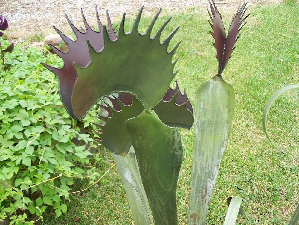 Handmade Steel Venus Flytrap Sculpture: Kinetic Outdoor Art
