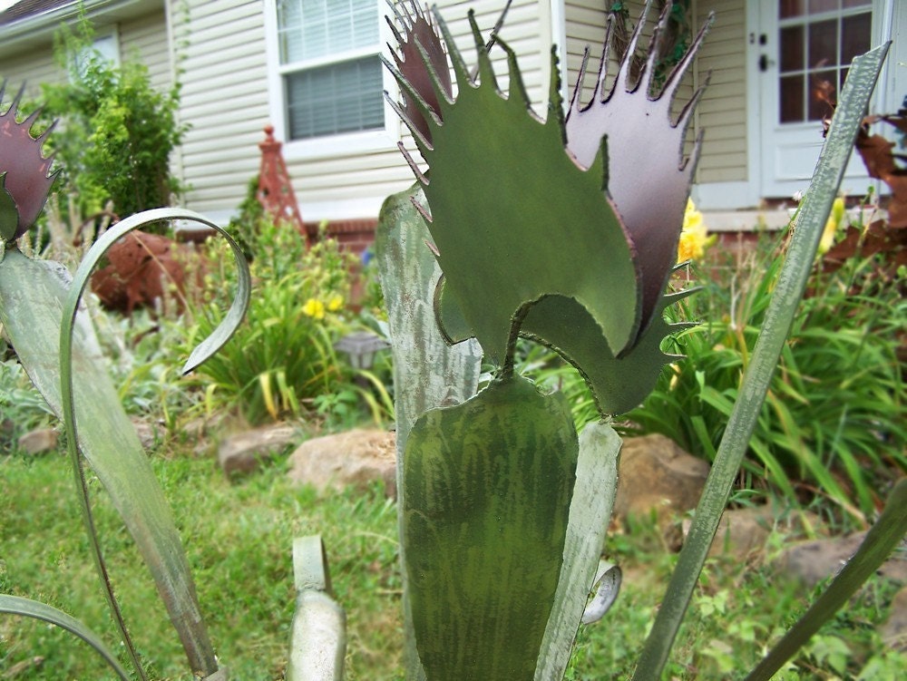 Handmade Steel Venus Flytrap Sculpture: Kinetic Outdoor Art
