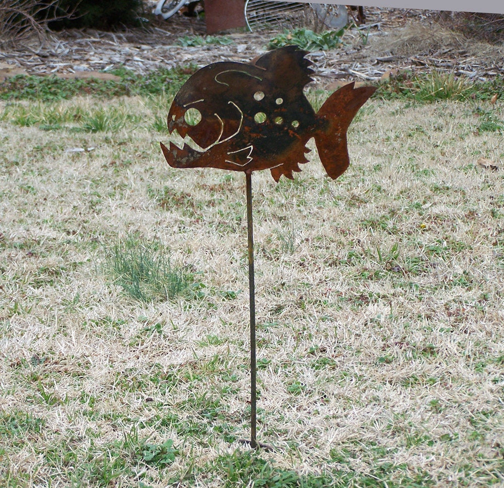 Iron Piranha Garden Stake: Metal Fish Sculpture