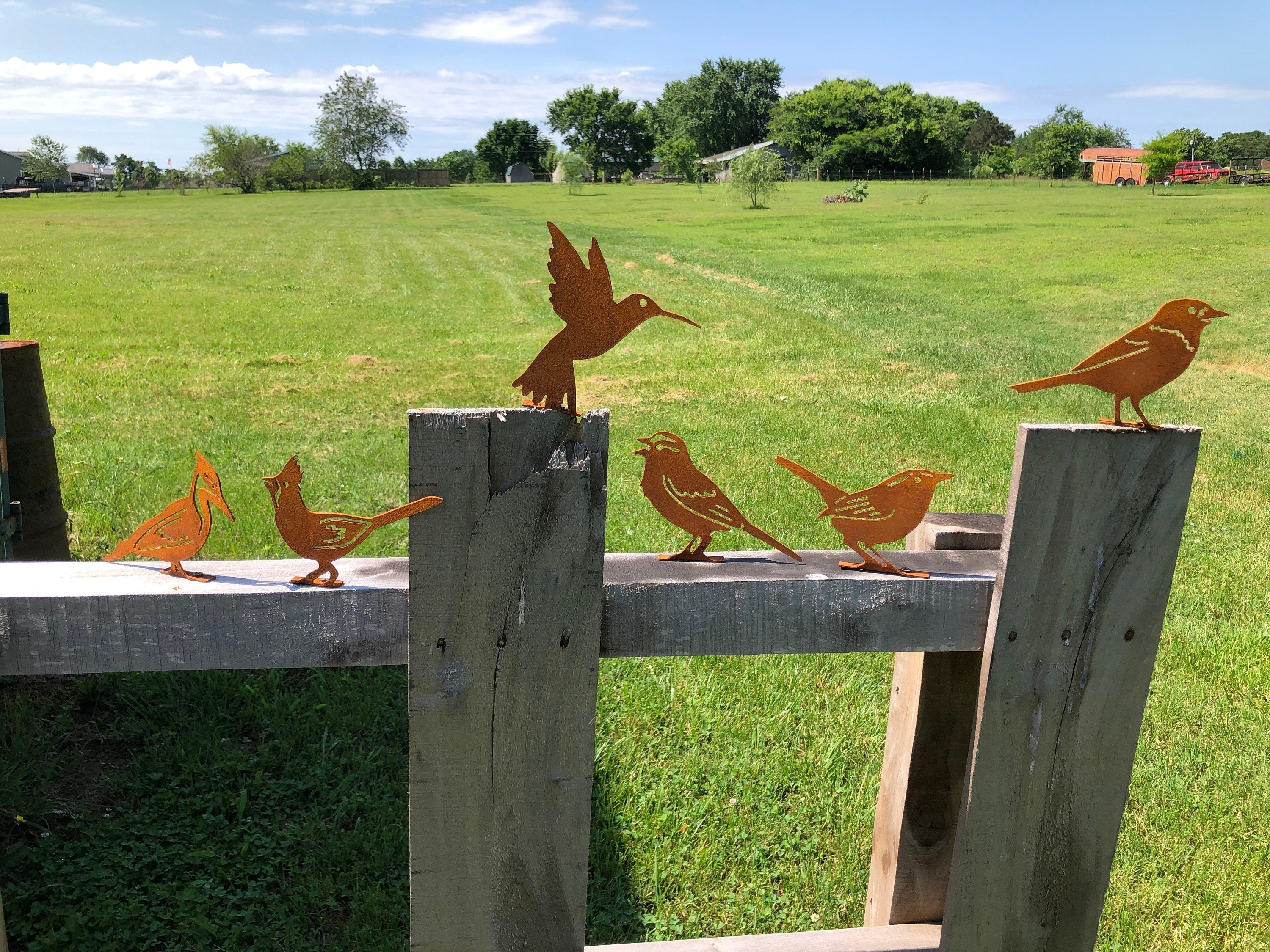 Rustic Metal Cardinal Bird Decor: Fence Post Art