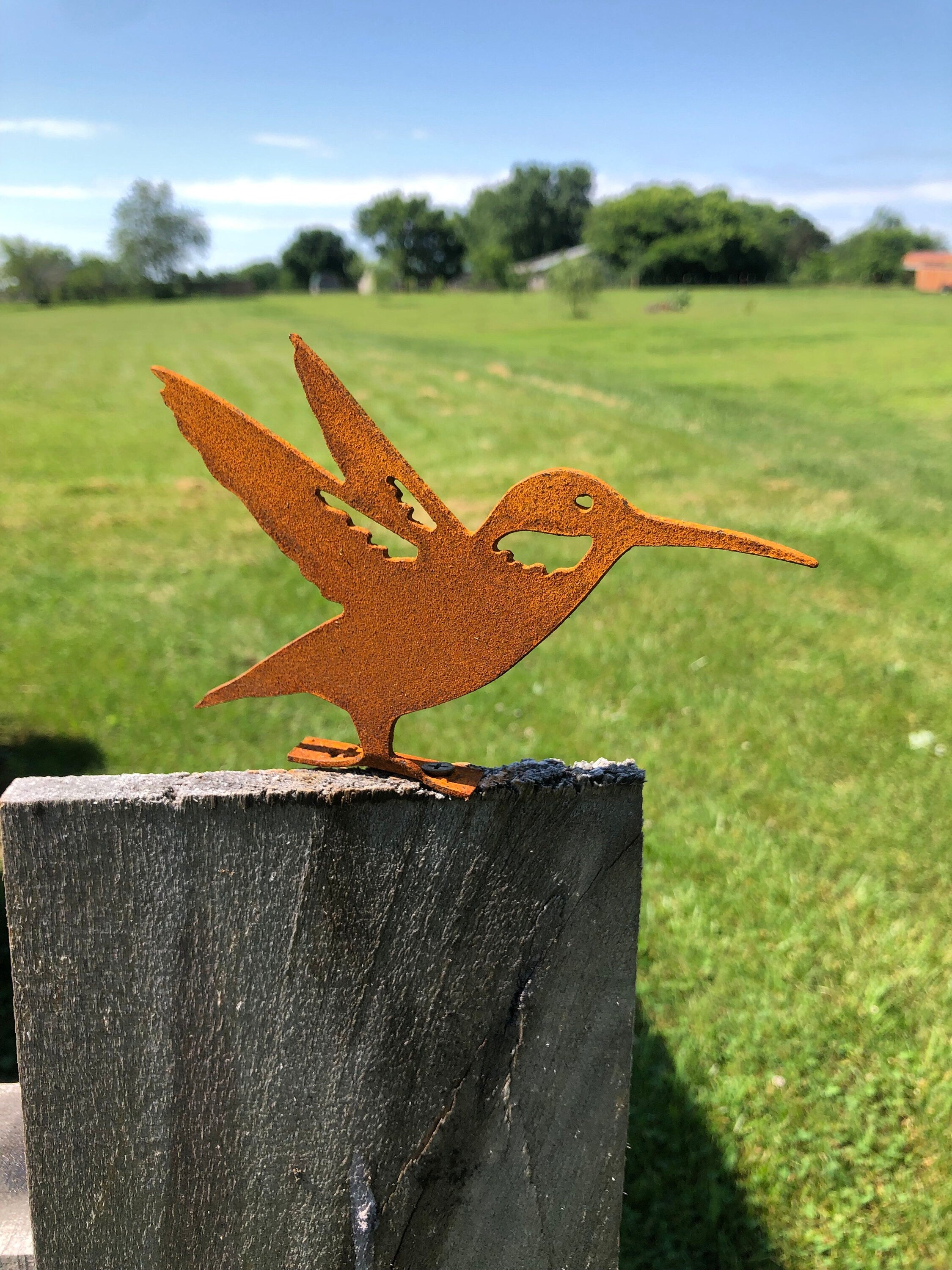 Rustic Metal Hummingbird Garden Decor: Driveway Marker