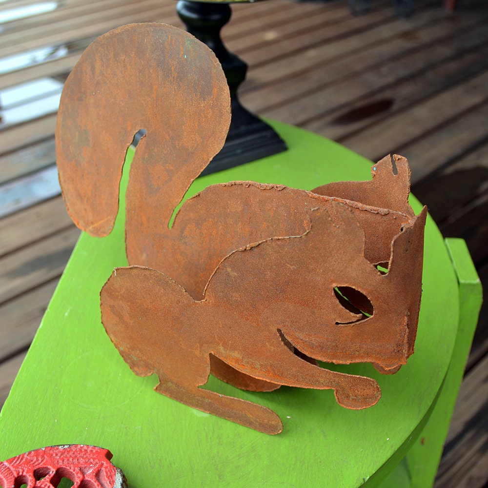 Rustic Metal Squirrel Sculpture: Outdoor Deck Decor