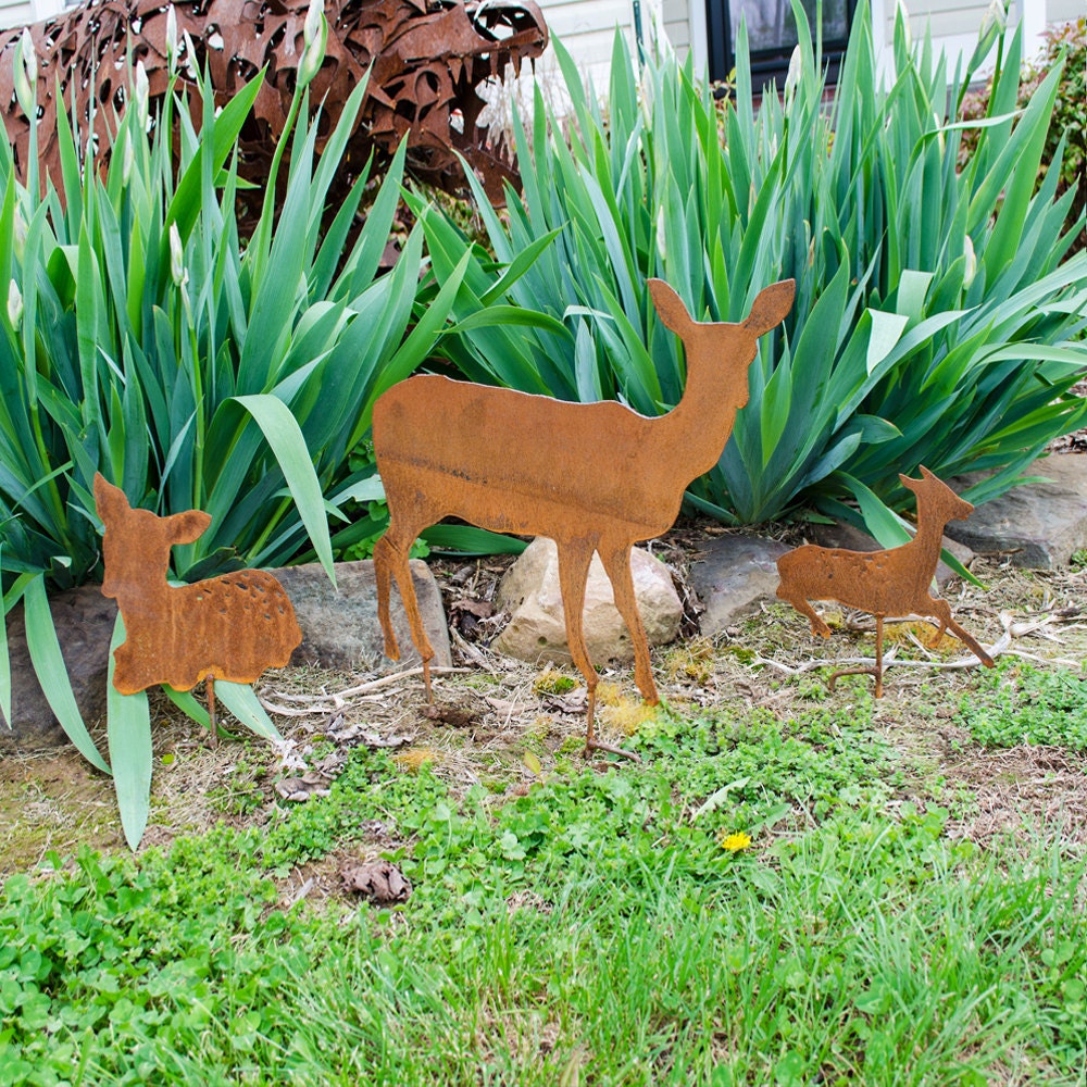 Metal Deer Family Garden Stakes: Rustic Outdoor Decor